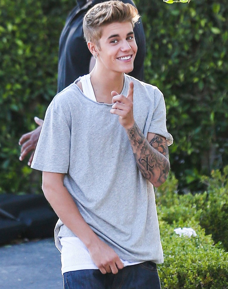 Justin Bieber khien fan ngo ngang khi khoe tai doc rap hinh anh