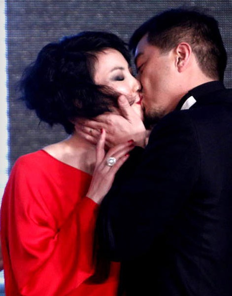 Ly A Bang bi to phan boi dan den ly hon hinh anh