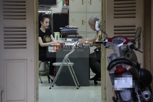 Angela Phuong Trinh di nop phat trinh dien phan cam o Ha Noi hinh anh