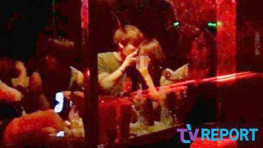 Jaejoong bi bat gap vui ve voi 'gai la' trong quan bar hinh anh