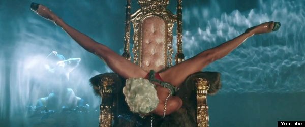 Rihanna thoat y trong clip moi hinh anh