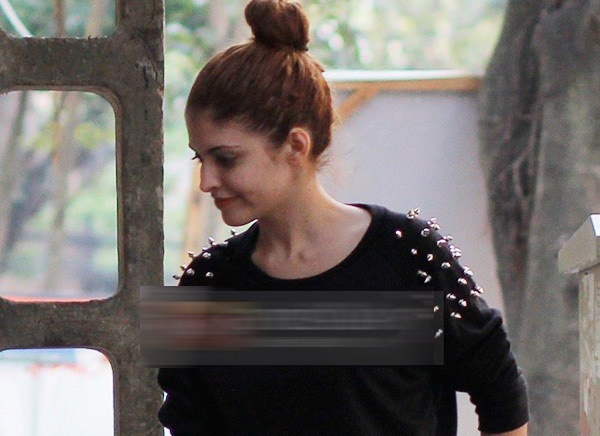 Andrea xuat hien tren pho Hang Trong sau khi lang le ve VN hinh anh