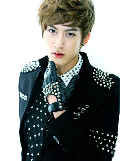 Block B thang tay voi dien vien khieu dam thich tinh mot dem hinh anh