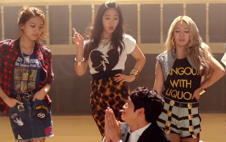 SNSD tra tan 'trai dep' trong clip moi hinh anh