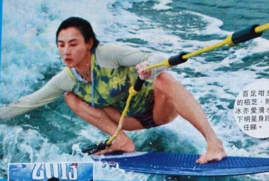 Truong Ba Chi bi chi trich vi di choi luc nha chong co tang hinh anh