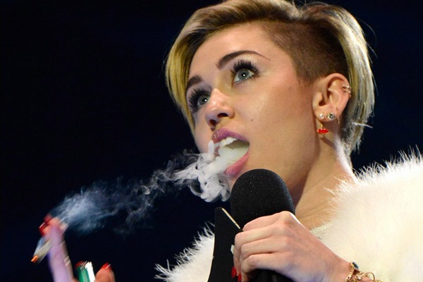 Miley Cyrus mac ho hang, phi pheo can sa tren san khau hinh anh