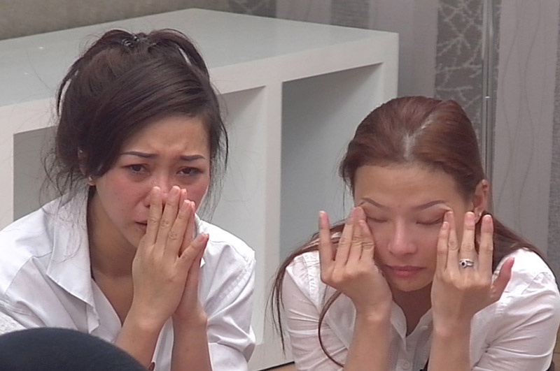 Khan gia khoc vi dieu hoi han cua hot girl 'Nguoi giau mat' hinh anh