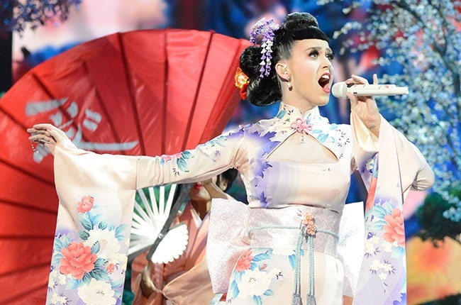 Katy Perry bi chi trich phan biet chung toc tai AMA 2013 hinh anh
