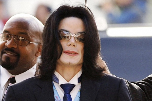 Bac si ngo sat up mo ve so thich ky quac cua Michael Jackson hinh anh