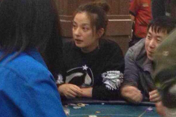 Lo anh Trieu Vy pho phac trong song bac hinh anh