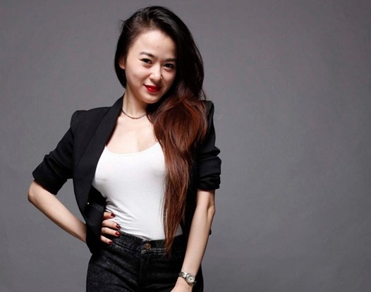 ‘Nguoi giau mat’ bat ngo dua thi sinh moi vao nha chung hinh anh