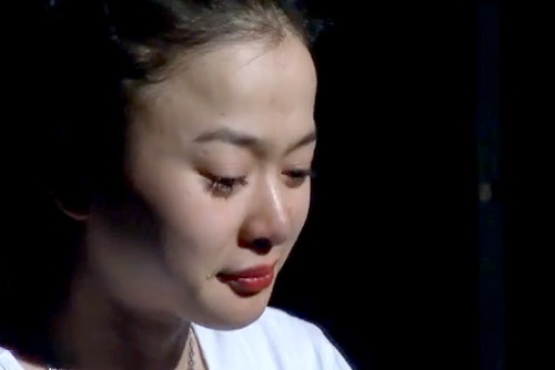 Hotgirl Nguoi giau mat khoc tho lo dieu uoc dem Giang sinh hinh anh