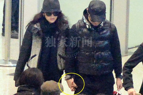 Chuong Tu Di cong khai nam tay tinh nhan hinh anh