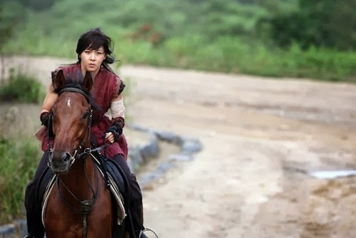 Nhung my nu Han tuyet sac tren lung ngua hinh anh