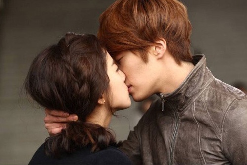 Nhung nu hon bat mau cua phim Han hinh anh
