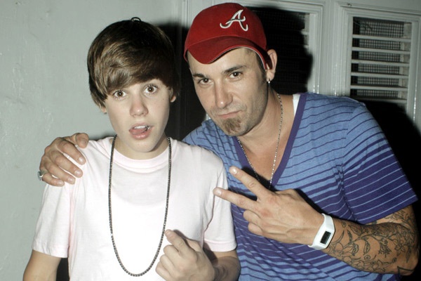 He lo qua khu tu toi cua bo Justin Bieber hinh anh