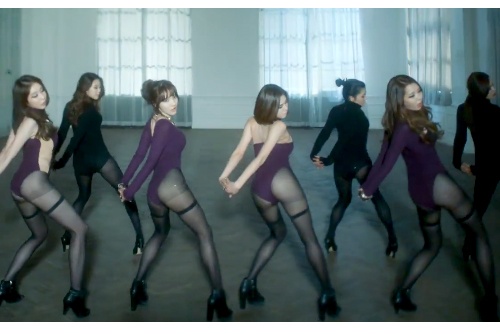 Nhom nhac nu xu Han bi chi trich vi clip khoe mong phan cam hinh anh