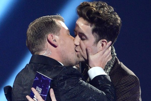 MC khoa moi ban dong tinh tren san khau BRIT Award hinh anh