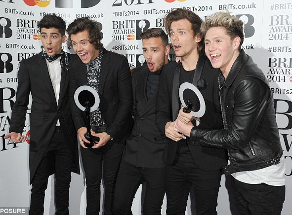 Harry Styles lo man nhan giai cung 1D vi ban di toilet hinh anh