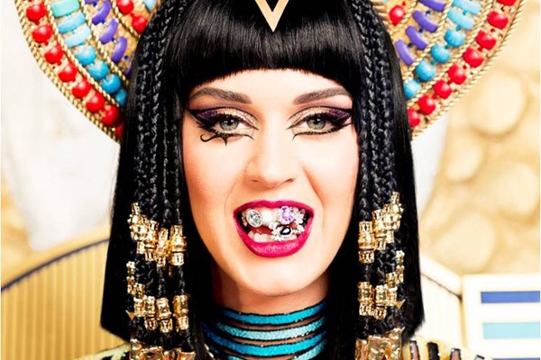 Xem 'Dark Horse' ky di, mau me cua Katy Perry hinh anh