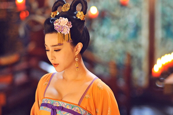 Pham Bang Bang chen ep vong 1 trong hinh tuong Vo Tac Thien hinh anh