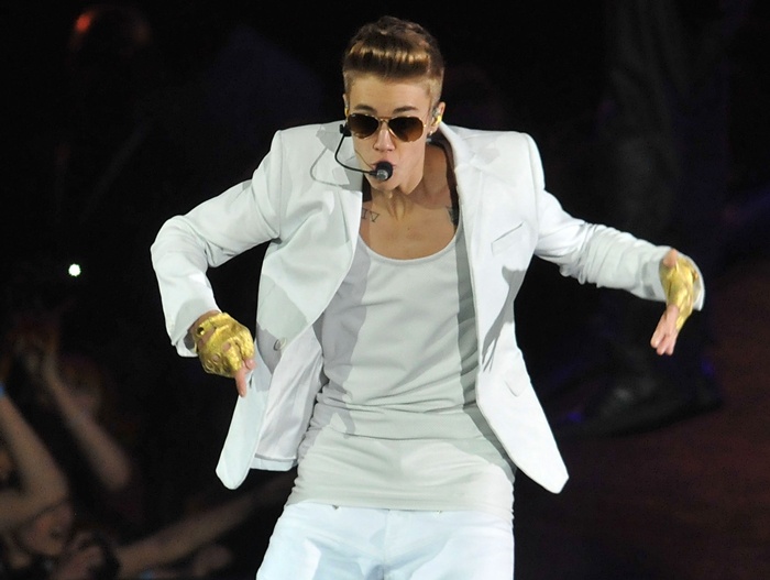 Justin Bieber bi nem trung khi dang bieu dien hinh anh