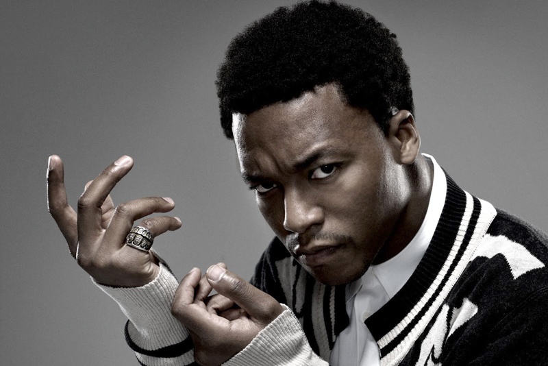 Lupe Fiasco tuc gian vi bi nem ca chua khi dang bieu dien hinh anh