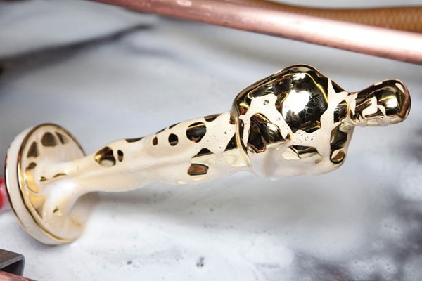 Tuong Oscar tung lam bang thach cao quet son vang hinh anh