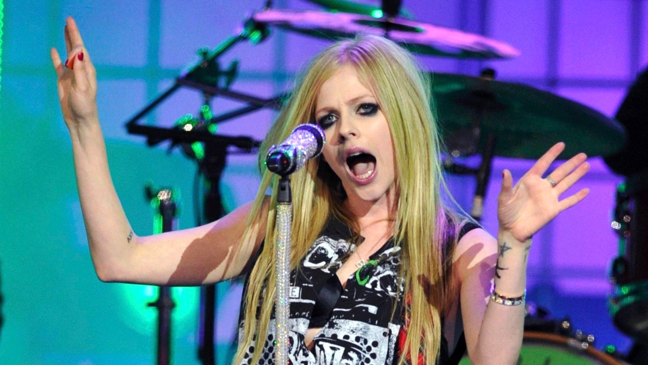 Avril Lavigne bat ngo bo chay khoi san khau o Trung Quoc hinh anh