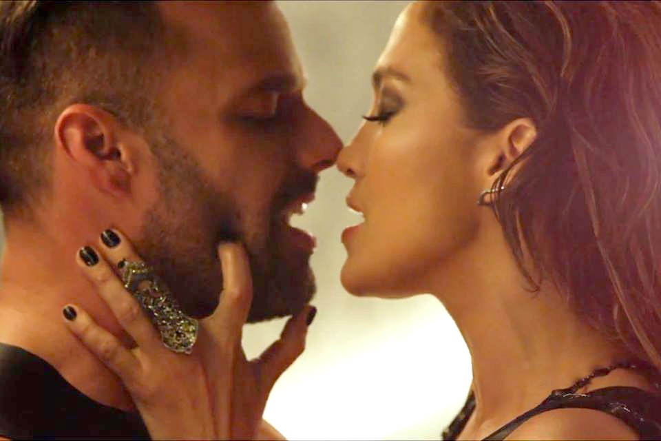 Jennifer Lopez va Ricky Martin nong bong trong 