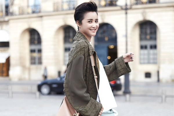 My nhan Hoa ngu khoe sac o Paris hinh anh