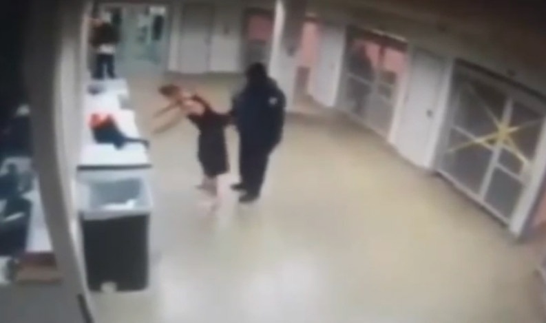 Justin Bieber bi canh sat luc soat hinh anh