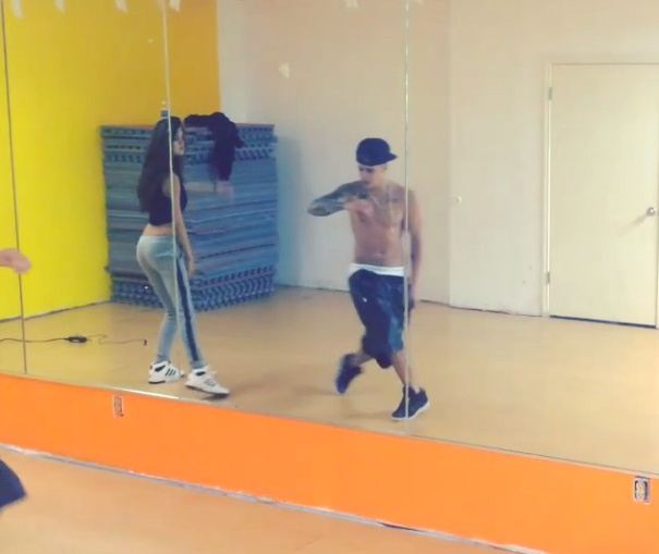 Justin Bieber nhay cung Selena Gomez trong phong tap hinh anh