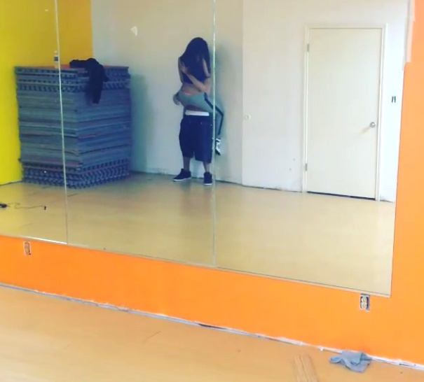 Justin Bieber nhay cung Selena Gomez trong phong tap 2 hinh anh