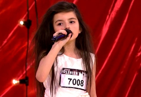 Angelina Jordan Astar gay sot voi ca khuc Gloomy Sunday hinh anh