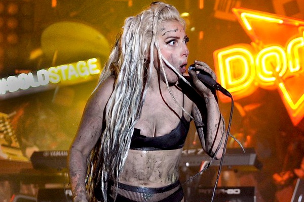 Lady Gaga de vu cong non len nguoi tren san khau hinh anh