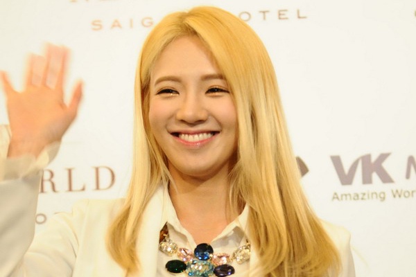 Nichkhun - Hyo Yeon dang yeu trong hop bao o TP.HCM hinh anh