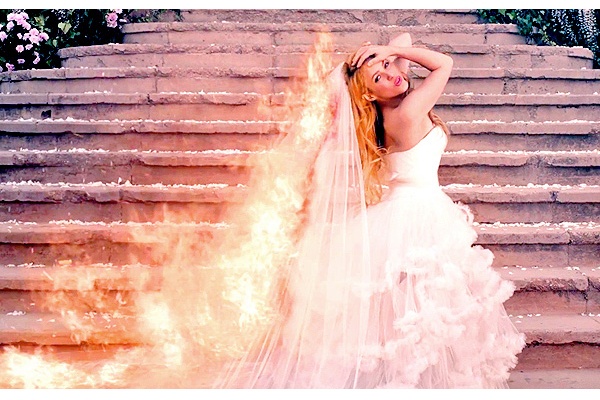 Shakira lam co dau chay tron hinh anh