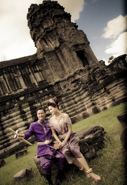 ... chụp ảnh cưới theo phong cách hoàng gia Campuchia và sau đó đến Châu Âu để hưởng tuần trăng mật