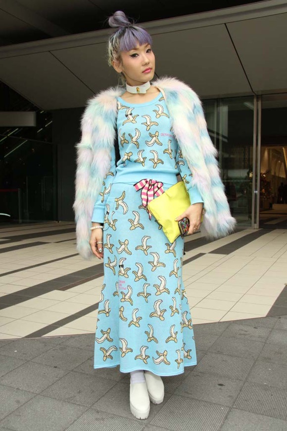 Trang phục giúp toát lên hình ảnh một cô gái vừa dễ thương lại vừa sang cùng áo khoác lông. Chủ nhân đã chọn màu tóc tím và túi màu vàng để làm nét nổi bật.