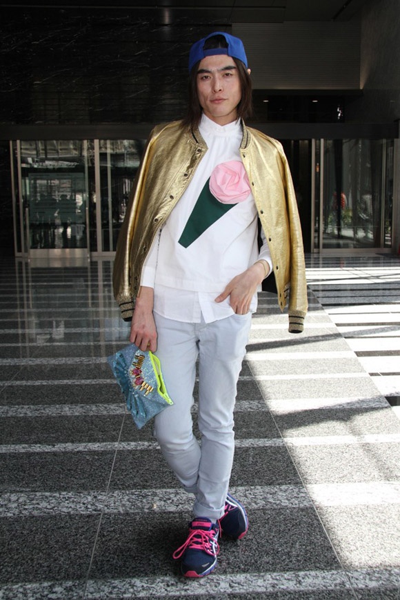 Áo sơ mi hình que kem lại được phối với những trang phục, phụ kiện khác đậm chất thể thao.