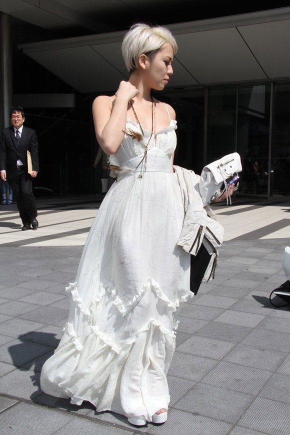 Trắng là tông màu chủ đạo của set đồ, giúp cô gái thể hiện nét nữ tính, quyến rũ.