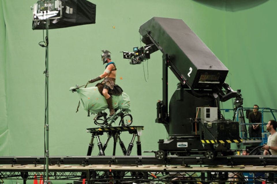 Hau truong quay 300: De che troi day hinh anh