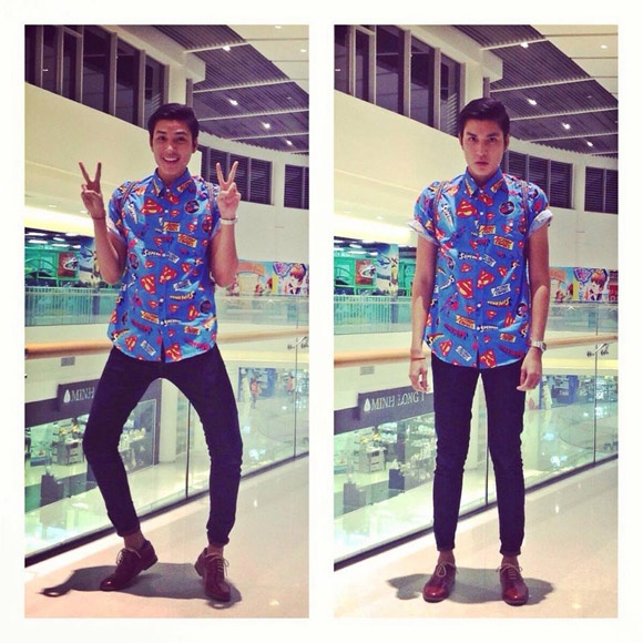 Những chiếc áo sơ mi và áo phông họa tiết tinh nghịch cũng là item luôn được Quang Đại ưa chuộng, bởi sự trẻ trung, thu hút mà nó mang lại cho người mặc.