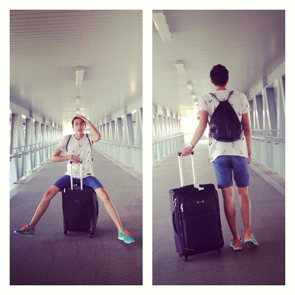 Chiếc áo họa tiết và giày thể thao tuy được dùng nhiều nhưng mỗi lần vẫn có vẻ đẹp riêng