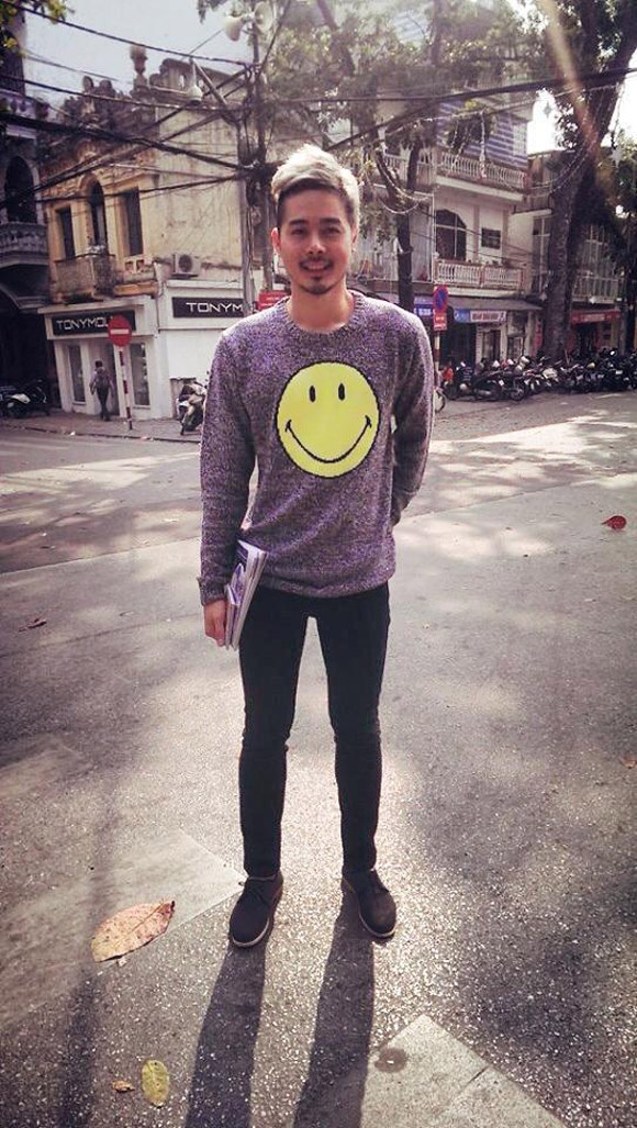 Trong tiết trời lạnh của Hà Nội, người mẫu sinh năm 1989 diện đồ tông màu trầm nhưng họa tiết mặt cười trên áo len và tóc bạch kim khiến Anh Quân vẫn thật nổi bật.