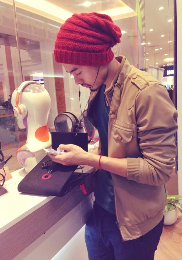 Anh Quân biết cách nhấn nhá với chiếc mũ len đỏ đồng màu và vòng tay, giúp style thêm hút mắt