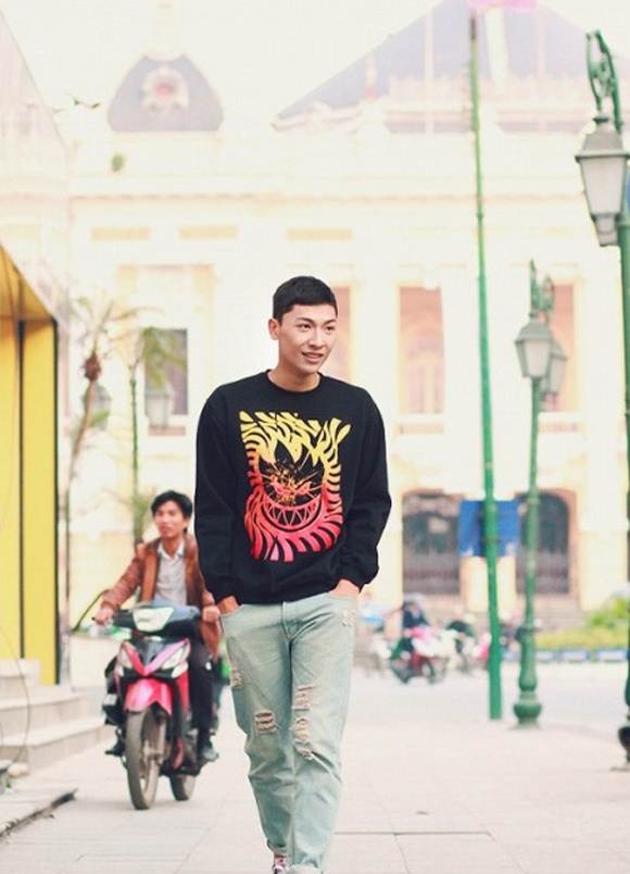 Jean rách, áo nỉ và giày thể thao – trang phục không cầu kì mà vẫn rất ấn tượng.