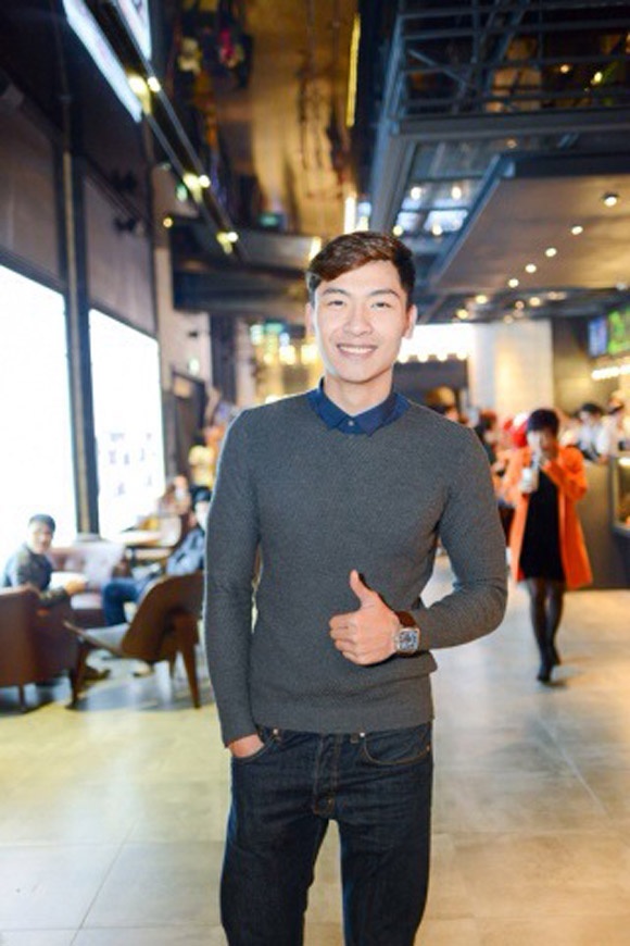 Phong cách quen thuộc của các quý ông. Áo sơ mi phối với áo len và quần jean năng động.