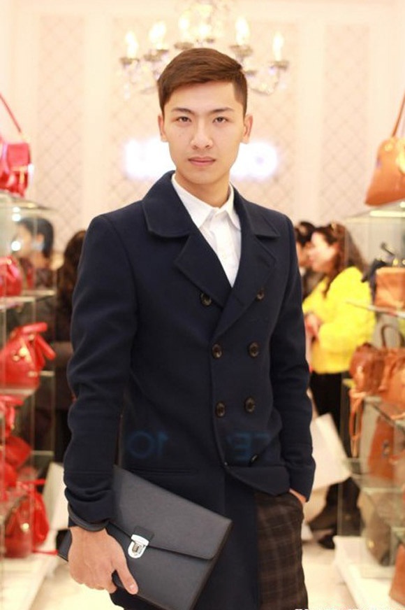 Khi đi dự sự kiện, Trần Trung chăm chút cho bản thân hơn với áo dạ và quần kẻ caro lạ mắt